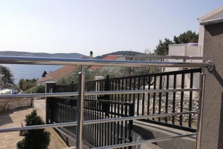 Rogoznica, center - house with 7 apartments and sea view, 330 m2