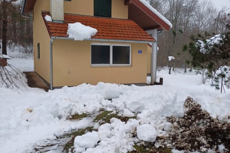 Gračac, Štikada - uređena kuća za odmor na početku šume, 81 m2