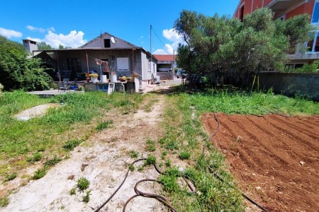 Bibinje - kuća 2. red do mora na zemljištu od 1336 m2, zona substandardne izgradnje