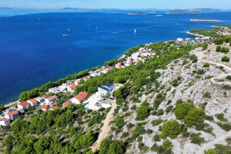 Murter, Pod Raduč - zemljište s otvorenim pogledom na more, 890 m2