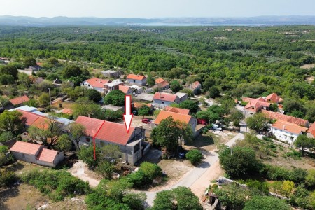 Skradin, Plastovo – kuća s tri stana, 200 m2