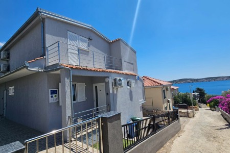Rogoznica, center - house with 7 apartments and sea view, 330 m2