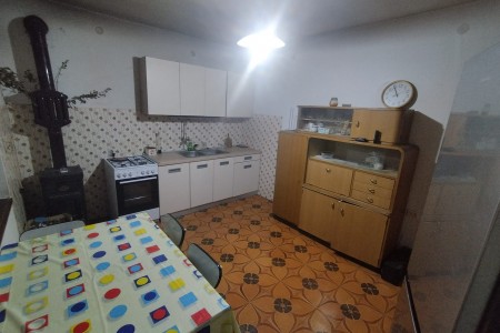 Skradin, Plastovo – kuća s tri stana, 200 m2