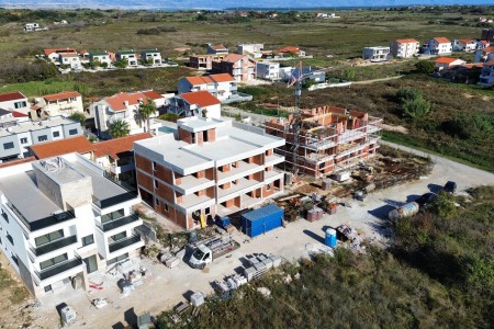 Privlaka – dvosoban apartman 97 m2, krovna terasa i pogled na more, novogradnja