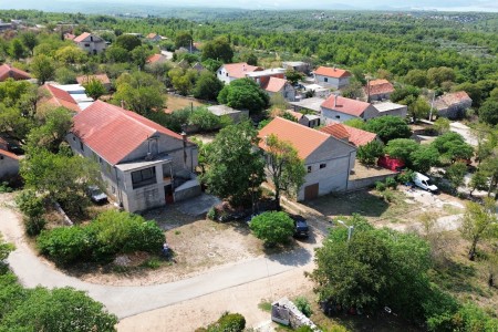 Skradin, Plastovo – kuća s tri stana, 200 m2