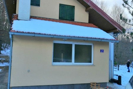 Gračac, Štikada - uređena kuća za odmor na početku šume, 81 m2