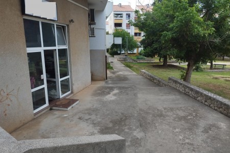 Zadar, Petrići - poslovni prostor u prizemlju zgrade, 56 m2