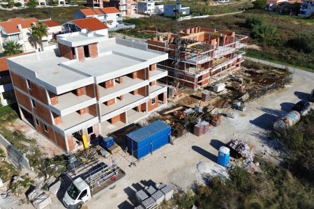 Privlaka – dvosoban apartman 97 m2, krovna terasa i pogled na more, novogradnja