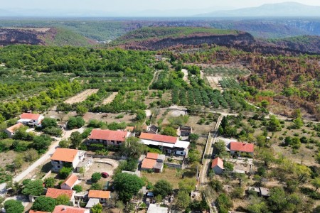 Skradin, Plastovo – kuća s tri stana, 200 m2