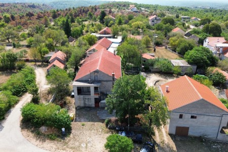 Skradin, Plastovo – kuća s tri stana, 200 m2