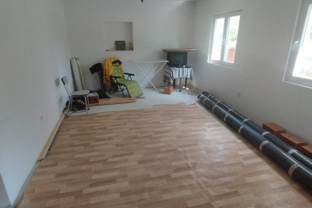 Skradin, Plastovo – kuća s tri stana, 200 m2