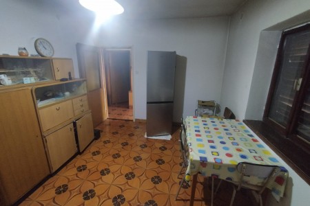 Skradin, Plastovo – kuća s tri stana, 200 m2