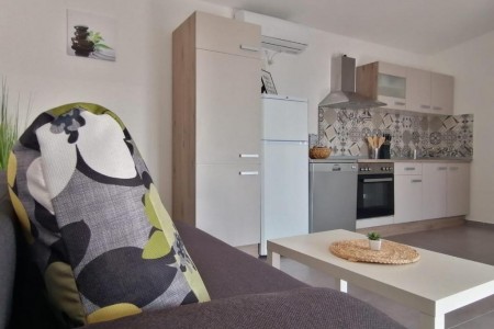 Rogoznica- centar – kuća sa 7 apartmana i pogledom na more, 330,49 m2