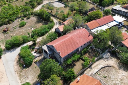 Skradin, Plastovo – kuća s tri stana, 200 m2