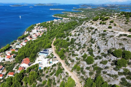 Murter, Pod Raduč - zemljište s otvorenim pogledom na more, 890 m2