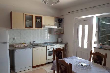 Maslenica – namješteni apartman s pogledom na more, 34 m2