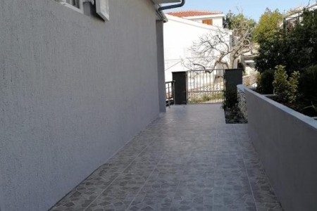 Rogoznica, center - house with 7 apartments and sea view, 330 m2